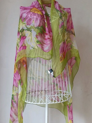 Dolce&Gabbana scarf like new with floral print, 100% silk
