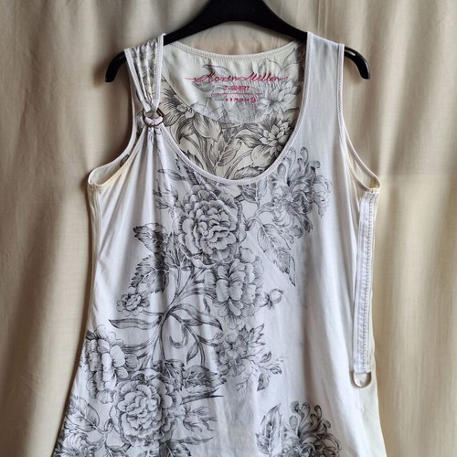 Karen Millen Large satin white black T-shirt with designs used