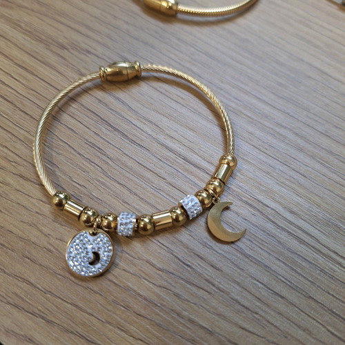 Stainless steel bracelet new, gold color with magnetic clasp and moon charm