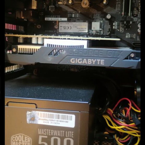 Pc air-cooled in excellent condition with keyboard and mouse