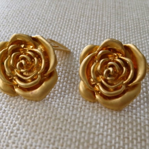 Vintage rose clip earrings like new, gold color