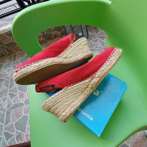Viguera red peep toe espadrille platform sandals like new, size 38