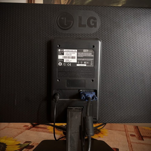 LG Flatron E1942C-BN 18.5" LED Monitor like new