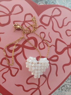 White Viral heart necklace with gold chain