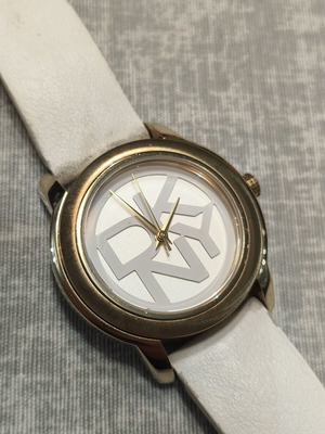 DKNY women's watch 38mm NY-8827 5 ATM used with extra silicone strap