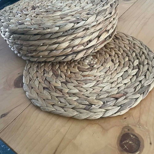 Seagrass round placemats set of 6 like new, natural beige