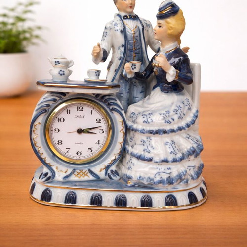 Vintage table clock with couple collectible decorative figurine like new