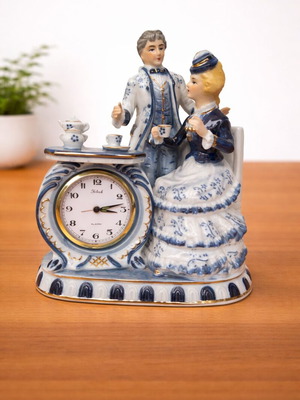 Vintage table clock with couple collectible decorative figurine like new
