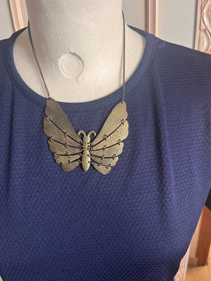 Necklace butterfly like new, gold color