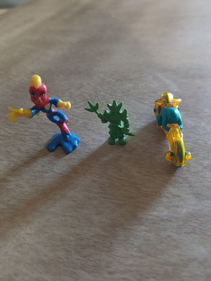 Set of 3 figures like new, including Spiderman, Kinder, motorcycle