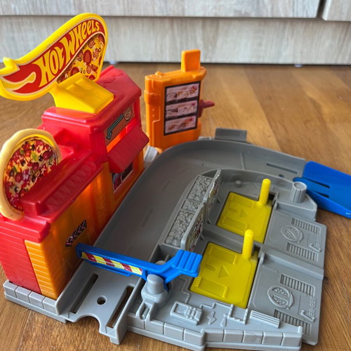 Hot Wheels pizza track like new with pizza launcher lever