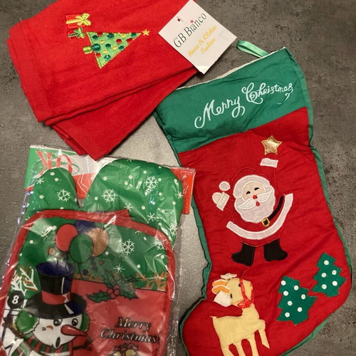Christmas kitchen set new with mitt, towels and decorative stocking