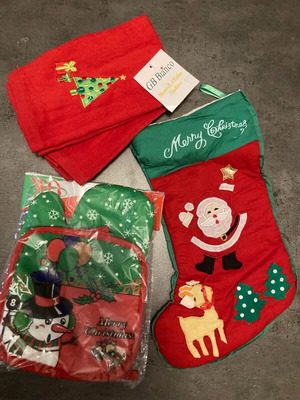 Christmas kitchen set new with mitt, towels and decorative stocking