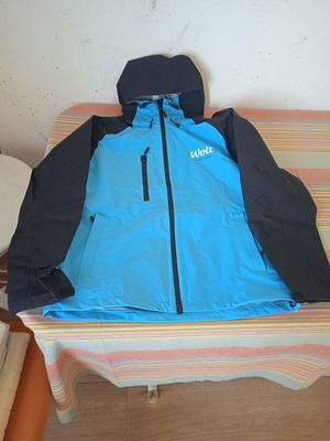 Εξοπλισμός Wolt με γιλέκο και μπουφάν μέγεθος medium καινούργιο