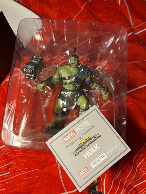 Marvel Hulk figure new from Ragnarok movie with authenticity card