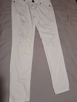 White slim denim pants like new with rips and straight fit
