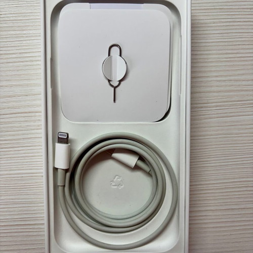 iPhone 11 used with 3 free cases, white, 64GB, Dual SIM