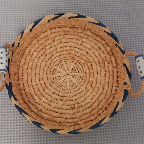Κεραμική πιατέλα ψησίματος και σερβιρίσματος σε ψάθινη βάση σαν καινούργια