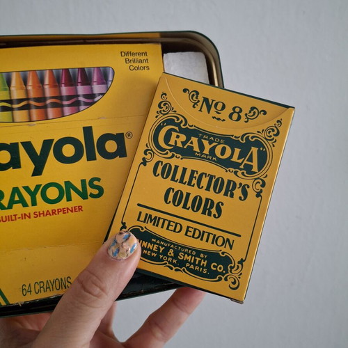 Crayola Complete Crayon Collector Tin 1991 like new with sharpener