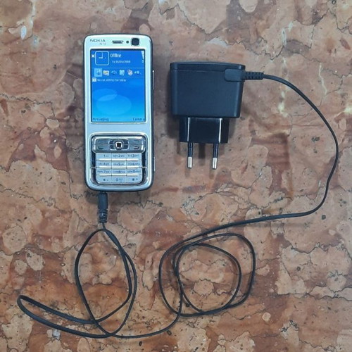 Nokia N73 64MB silver phone like new with charger