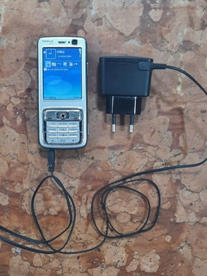 Nokia N73 64MB silver phone like new with charger