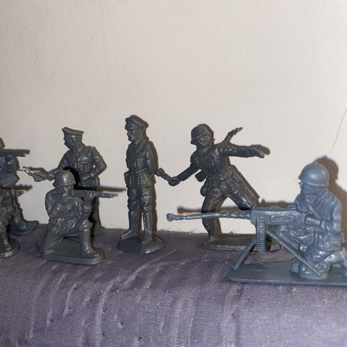 Vintage Plastic World War II Soldiers Collection used, set of 9