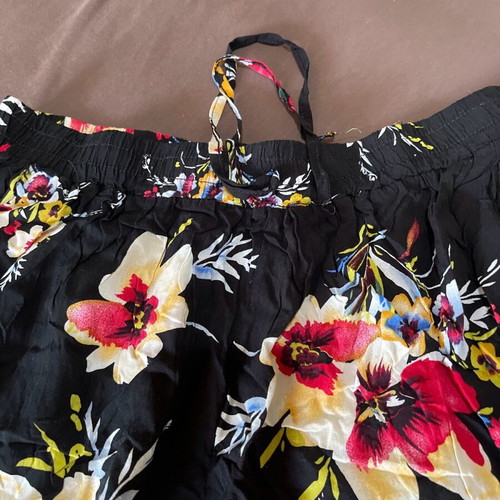 Women's floral fabric shorts airy and cool like new, size XL/XXL