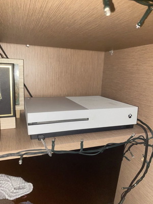 Xbox One S like new 500GB with controller and games