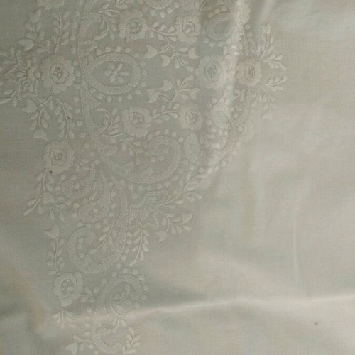 Bed sheet set with embroidery like new, fitted sheet and 2 pillowcases