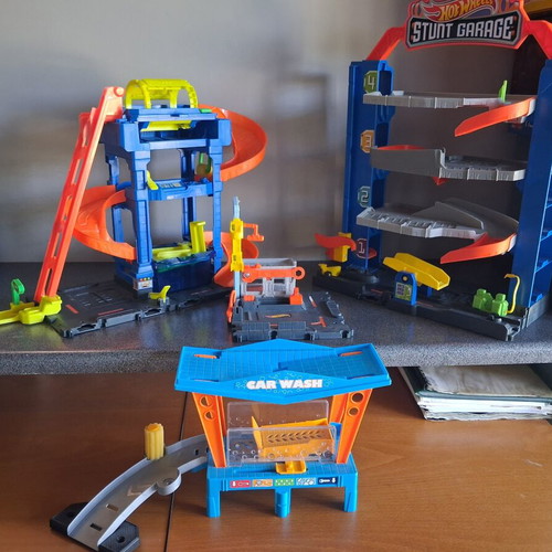 Hot Wheels City playset like new with Stunt Garage and Downtown Tune Up Shop