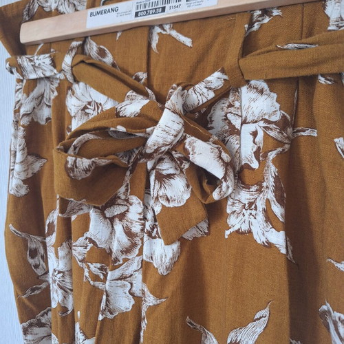 Zara pants size M with matching belt like new, brown