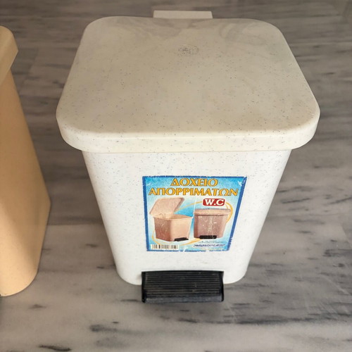Pedal bin 7.5lt like new, plastic bathroom waste container