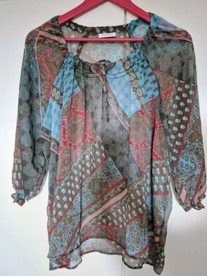 Yessica tunic blouse like new, printed, size M