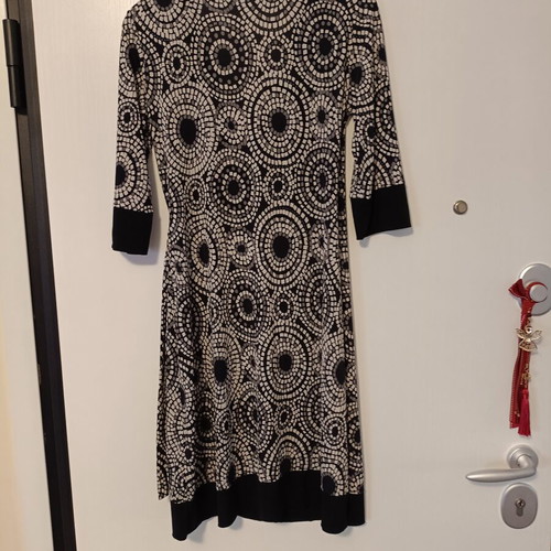 Kiabi Woman wrap dress like new with geometric black and beige pattern