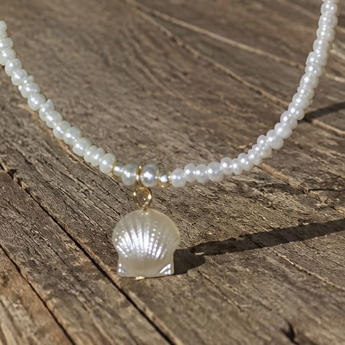 Summer Shell Necklace new, white beads with seashell pendant