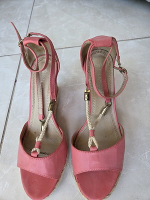 Platform sandals pink used with front laces and back buckle