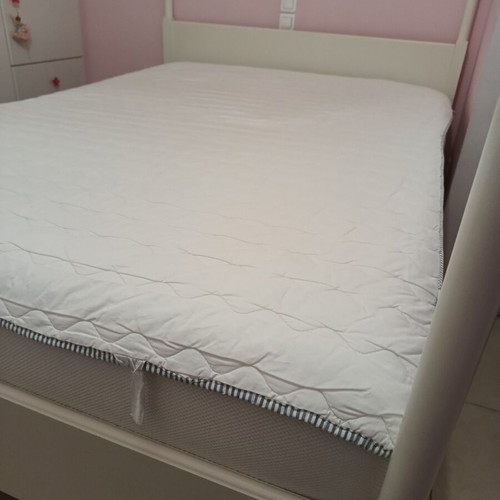 Bed with canopy like new, includes curtains
