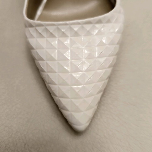 White pump new with embossed design and 10 cm heel