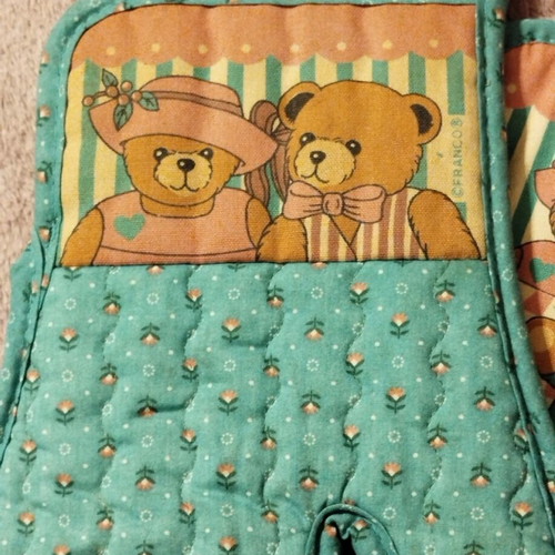 Oven glove and pot holder set like new with vintage teddy bear design