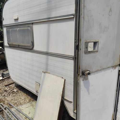 Caravan used with 2 beds, 4 meters long