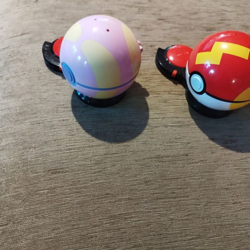 Pokeball set like new, two functional balls without figures