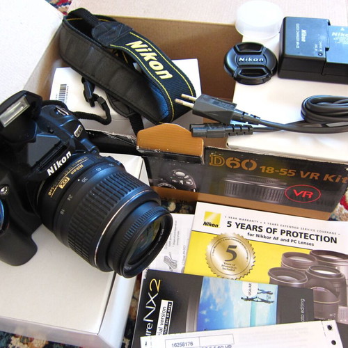 Nikon D60 DSLR Camera Kit DX Format 10.2MP with VR 18-55mm Lens like new