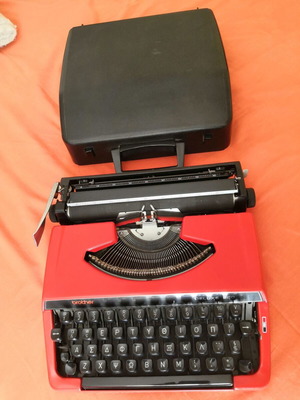 Γραφομηχανή Brother Deluxe 220 με βαλιτσάκι, κόκκινη, ελληνικό-λατινικό πληκτρολόγιο, σαν καινούργιο
