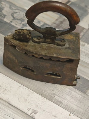 Authentic Revival Coal Iron No.3 used with wooden handle and brass lion head