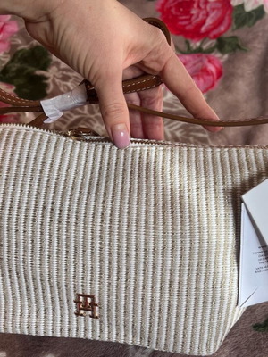 Τσάντα ώμου Tommy Hilfiger καινούργια, μπεζ