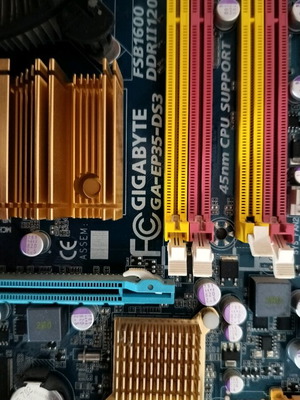 Gigabyte GA-EP35-DS3 motherboard with Intel Core 2 Duo E8400 processor used