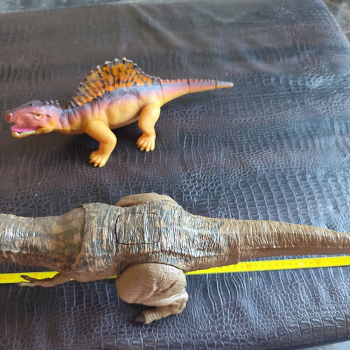 Dinosaur figures like new, pack of 9 large and 30 small to medium