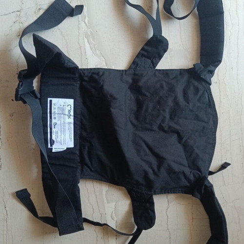 Momi Ergonomic Baby Carrier like new, black, with hood