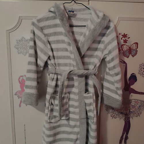 Robe with hood and belt like new, gray and white, for ages 6-8