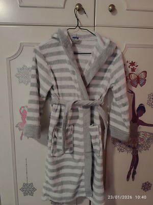 Robe with hood and belt like new, gray and white, for ages 6-8